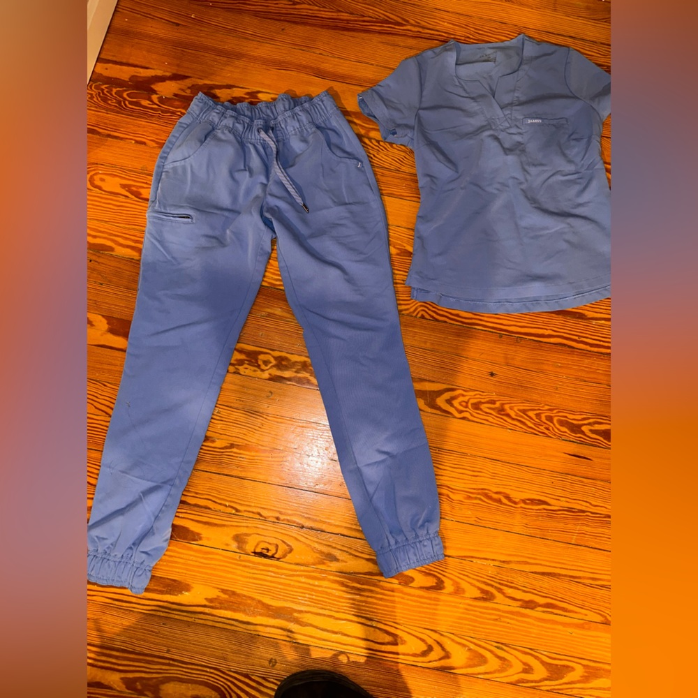 Jaanuu Scrub Set